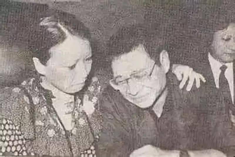 古龙出殡时,倪匡泣不成声,三毛扶着他